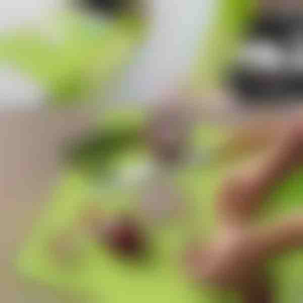 Επιφάνεια κοπής χωρίς να γίνεται χαμός με αποσπώμενο δοχείο 2 σε 1| CHOPPINATA